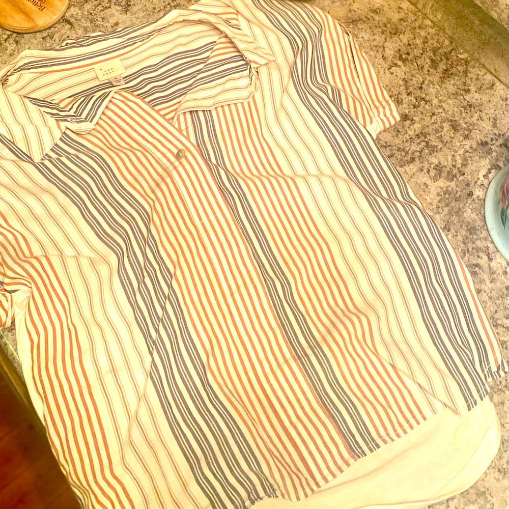 3/13💄 Short Sleeved Multi-Colored Stripe Button-Down Lounge Shirt